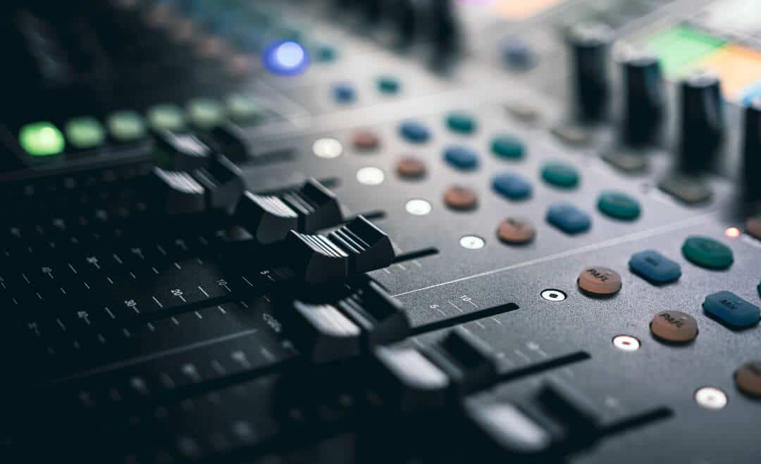 Mesa de som ilustrando chamada para o curso de técnicas de mixagem e masterização